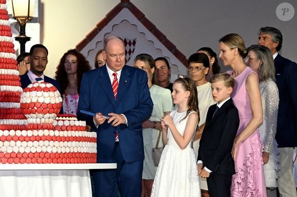 Le prince Albert II de Monaco, la princesse Charlene, leurs enfants, le prince héréditaire Jacques et la princesse Gabriella, Camille Gottlieb, la princesse Stéphanie de Monaco et la princesse Caroline de Hanovre - Célébration des 20 ans de règne du prince souverain Albert II de Monaco sur la place du Palais à Monaco, le 19 juillet 2025. © Bruno Bebert/Bestimage