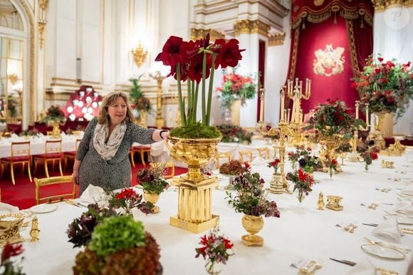 La touche finale est apportée aux fleurs de saison, par un fleuriste royal, sur les tables de la salle de bal du palais de Buckingham, à Londres, avant le banquet d'État de l'émir du Qatar, le cheikh Tamim bin Hamad Al Thani, lors de sa visite d'État au Royaume-Uni. Londres, Royaume-Uni, mardi 3 décembre 2024. Photo by Aaron Chown/PA Wire/ABACAPRESS.COM