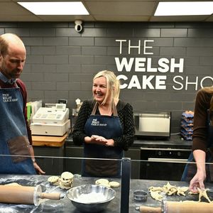 Le prince William, prince de Galles, et Catherine (Kate) Middleton, princesse de Galles, préparent des gâteaux gallois au Welsh Cake Shop à Pontypridd, le 26 février 2025.
Julien Burton / Bestimage
