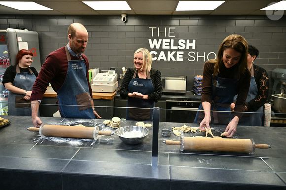 Le prince William, prince de Galles, et Catherine (Kate) Middleton, princesse de Galles, préparent des gâteaux gallois au Welsh Cake Shop à Pontypridd, le 26 février 2025.
Julien Burton / Bestimage