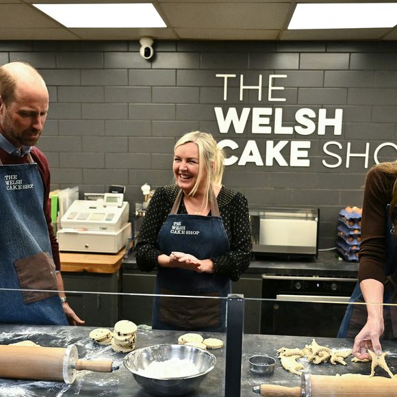Le prince William, prince de Galles, et Catherine (Kate) Middleton, princesse de Galles, préparent des gâteaux gallois au Welsh Cake Shop à Pontypridd, le 26 février 2025.
Julien Burton / Bestimage