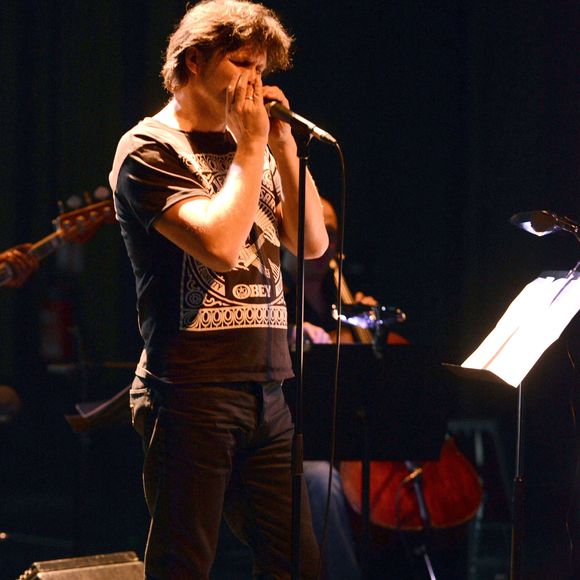 Mais ils ont changé d'avis. Pourquoi ?

Les 29 et 30 mars au 104, a Paris, plusieurs artistes ont rendu un nouvel hommage a Alain Bashung avec le spectacle "Dernieres nouvelles de Frau Major". Etaient presents Brigitte Fontaine, Chloe Mons, Albin de la Simone, Bertrand Cantat, Christophe Miossec et Kent, ainsi que son guitariste Yan Pechin. © Agence / Bestimage