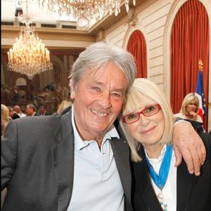 Exclusif - Alain Delon, Mireille Darc - Cérémonie de remise des insignes de commandeur de l'ordre national du mérite à Mireille Darc au Palais de l'Elysée.