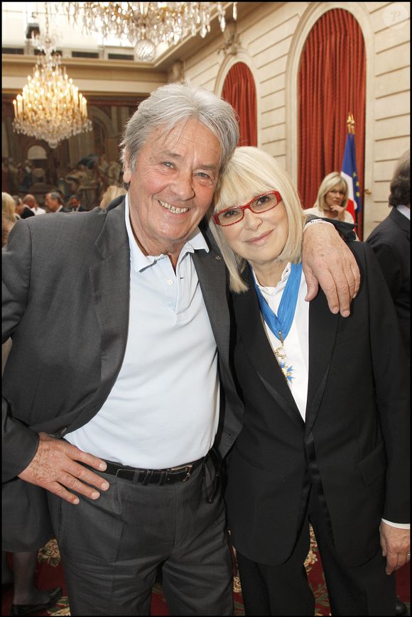 Exclusif - Alain Delon, Mireille Darc - Cérémonie de remise des insignes de commandeur de l'ordre national du mérite à Mireille Darc au Palais de l'Elysée.