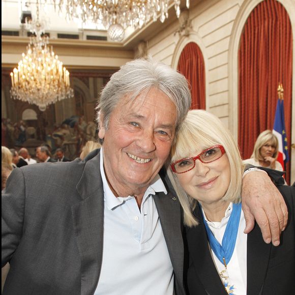 Exclusif - Alain Delon, Mireille Darc - Cérémonie de remise des insignes de commandeur de l'ordre national du mérite à Mireille Darc au Palais de l'Elysée.