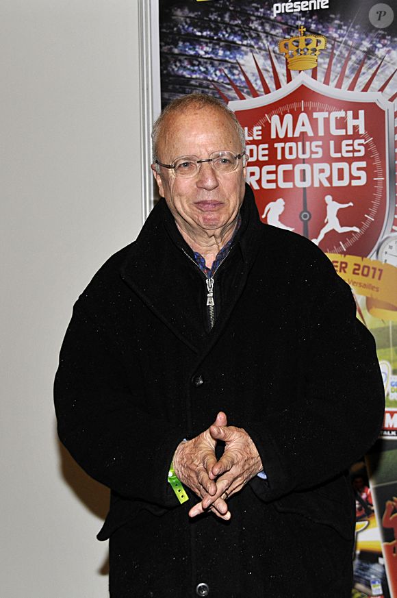 Thierry Roland assiste au Grand Record Panini du plus long match du monde (35 heures non-stop) au 'Parcs des expositions' à Paris, France le 14 janvier 2011. Photo de Thierry Plessis/ABACAPRESS.COM