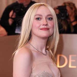 Découvrez tous les détails de ce double coup de maître stylistique particulièrement réussi.
Dakota aux Golden Globe, à Beverly Hills.
© Bestimage