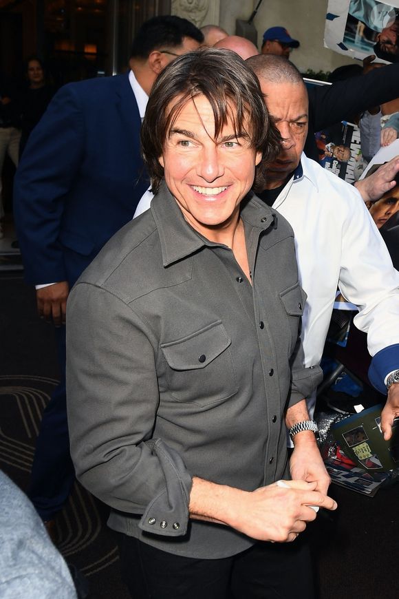 New York, NY - Les fans se rassemblent en grand nombre devant l'hôtel de Tom Cruise, attendant des heures pour obtenir des autographes et apercevoir la star avant qu'il ne se rende au Jimmy Fallon Show à Midtown Manhattan.
©Backgrid USA / Bestimage