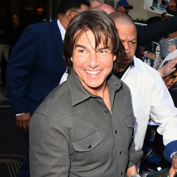 New York, NY - Les fans se rassemblent en grand nombre devant l'hôtel de Tom Cruise, attendant des heures pour obtenir des autographes et apercevoir la star avant qu'il ne se rende au Jimmy Fallon Show à Midtown Manhattan.
©Backgrid USA / Bestimage