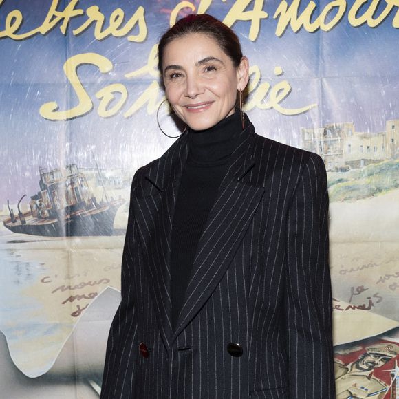 La comédienne qui a enchaîné les représentations au théâtre s'accorde une pause bien méritée
Exclusif - Clotilde Courau - Soirée hommage pour le premier anniversaire de la mort de Frédéric Mitterrand en présence de Catherine Deneuve au cinéma du Panthéon à Paris le 24 mars 2025.
Ses frères et fils ont annoncé la création d’une association des amis de Frédéric Mitterrand  Il y a eu avant la projection de l’émission de S. Bern pour France 5 au lendemain de la mort de Frédéric Mitterrand et aussi du numéro  de « Du côté de chez Fred » avec Niki de saint phalle, l’une de ses meilleures amies

Prise de parole d’Olivier Mitterrand: « Vous avez chacun, chacune d'entre vous, avec cet éternel jeune homme, échangé beaucoup de rires, tant son esprit et son humour étaient sans cesse en éveil, masquant son drame intime. Vous tous ici, vous êtes les témoins de ce don unique qu'il avait de révéler dans chaque événement, dans chaque histoire individuelle, au coeur de l'histoire elle-même, l'émotion la plus intense, invisible dans la simple connaissance des faits et de nous la restituer dans ses oeuvres. Il eut la joie de pouvoir vous apprécier et vous admirer, chacun à votre tour et de conserver longtemps le sentiment de bonheur de ces moments passés auprès de vous.  On se souviendra de toutes ces émissions consacrées à l'histoire et à l'actualité du cinéma, de son amour des meilleurs films, sans oublier pourtant le cinéma sentimentale au glamour, parfois kitsch, de sa passion pour les actrices et acteurs, souvent invité sur le plateau de ses émissions, comme du côté de chez Fred
Frédéric reste vivant dans nos mémoires et ses innombrables réalisations aux livres, émissions et films nous le restituent bien souvent »

Prise de parole de Jean-Gabriel Mitterrand : « On voit à travers ces films l'extraordinaire éclectisme de Frédéric, c'est absolument merveilleux Frédéric c'était un homme de culture. Pour moi il était très important, parce que je me reposais beaucoup sur son jugement, il avait un jugement très important, justement rattaché à sa culture. 
Ce qu'on a pensé faire, c'est créer une association modeste, qui s'appelle Les Amis de Frédéric Mitterrand. Quel est le but de l'association ? Elle est présidée par son fils aîné Mathieu et on veut c'est perpétuer la mémoire de Frédéric, faire un événement au minimum tous les ans, et puis créer un lieu, une maison, une petite maison, où on va essayer de rassembler ce qu'on a pu conserver, des objets de son appartement d'une richesse extraordinaire, et avec une petite partie de ces objets, on voudrait aussi recréer un univers de Frédéric en Normandie, et l'association y contribuera » © Cyril Moreau/Bestimage