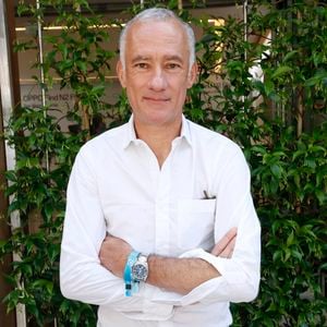"TF1 50 ans ensemble", c'est le programme qui vous attend ce mardi 21 janvier 2025 à 21h10 sur la une. L'occasion ainsi de s'intéresser à Gilles Bouleau, qui est donc co-présentateur de cette émission, et plus précisément à son épouse.

Le journaliste Gilles Bouleau  aux Internationaux de France de Tennis de Roland Garros 2023 - Jour 06 - à Paris, France, le 2 juin 2023. © Bertrand Rindoff/Bestimage