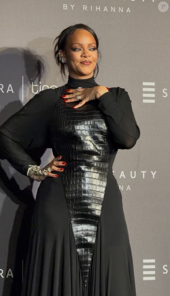 Mumbai, INDE La superstar mondiale est éblouissante dans une robe Alaïa moulante lors de la soirée organisée pour le lancement de Fenty Beauty à Mumbai, en Inde.



Sur la photo : Rihanna