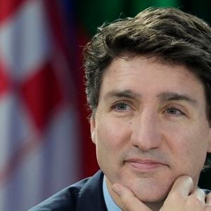 "Je ne suis absolument pas une mère célibataire. J'ai un partenariat avec un père qui aime profondément ses enfants et est toujours très présent pour eux", a-t-elle souligné.

L'ancien Premier ministre canadien Justin Trudeau écoute le président ukrainien Volodymyr Zelensky lors d’une conférence de presse tenue à l’occasion d’un sommet sur la sécurité à Kyiv, en Ukraine. © Frank Gunn/The Canadian Press via ZUMA Press/Bestimage