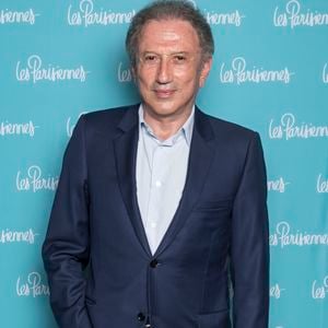 Son programme quotidien inclut de la marche, de la gymnastique, du vélo et des séances de rameur.

Exclusif - Michel Drucker - Photocall de la première du spectacle "Les Parisiennes" aux Folies Bergères à Paris le 24 mai 2018.  © Olivier Borde - Pierre Perusseau/Bestimage
