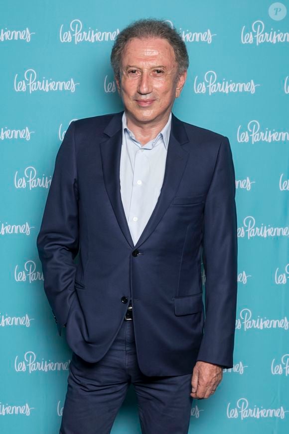 Son programme quotidien inclut de la marche, de la gymnastique, du vélo et des séances de rameur.

Exclusif - Michel Drucker - Photocall de la première du spectacle "Les Parisiennes" aux Folies Bergères à Paris le 24 mai 2018.  © Olivier Borde - Pierre Perusseau/Bestimage