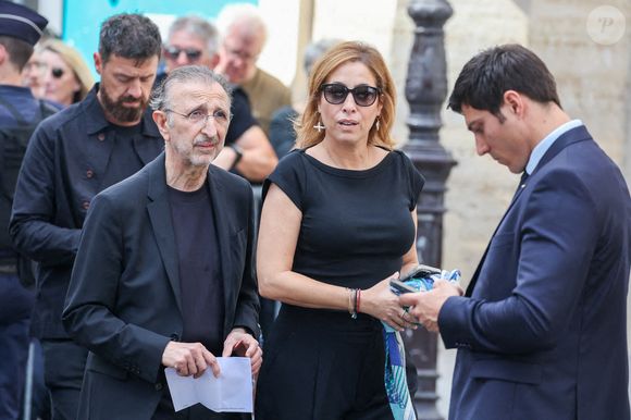 Léa Salamé - Arrivées aux obsèques de Thierry Ardisson en l’église Saint-Roch de Paris, France, le 17 juillet 2025. © Clovis-Jacovides/Bestimage