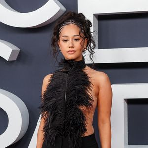 Léna Situations a joué sur deux looks : un noir pour le photocall et un blanc pour son live YouTube, le tout associé à des chaussures Amina Muaddi.

Lena Situations (Lena Mahfouf)  à la cérémonie des Cesar le 26 fevrier 2026

Dominique Jacovides - Olivier Borde / Bestimage