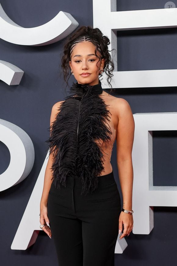 Léna Situations a joué sur deux looks : un noir pour le photocall et un blanc pour son live YouTube, le tout associé à des chaussures Amina Muaddi.

Lena Situations (Lena Mahfouf)  à la cérémonie des Cesar le 26 fevrier 2026

Dominique Jacovides - Olivier Borde / Bestimage