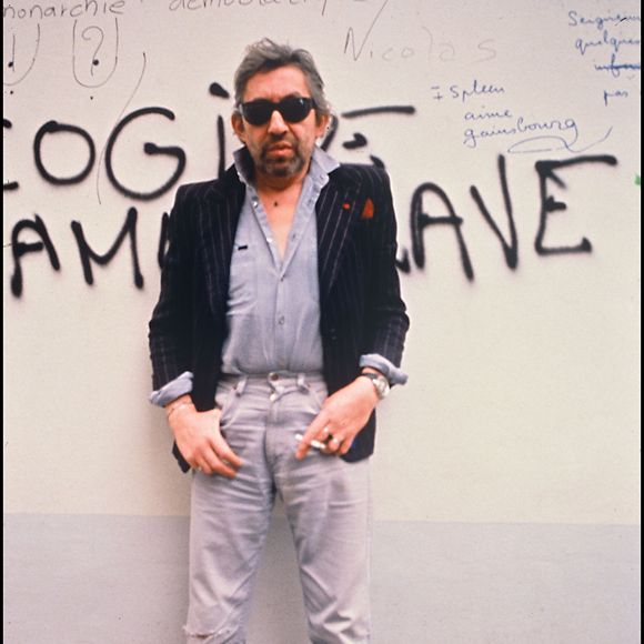 Serge Gainsvourg devant chez lui rue de Verneuil à Paris en 1989 © Agence Bestimage