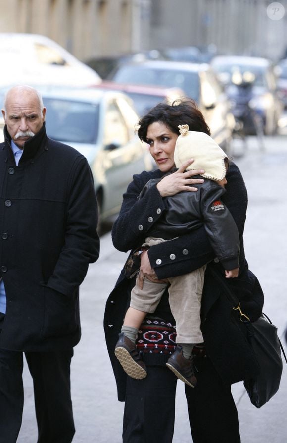 La famille de Rachida Dati, y compris ses sœurs et son père Mbark Dati, arrivant à la maternité 'La Muette' à Paris, France, le 3 janvier 2009, où la ministre française de la Justice Rachida Dati a donné naissance à une petite fille, le 2 janvier. Sa fille, Zohra, est née 15 jours avant terme par césarienne dans une maternité de Paris. Photo by ABACAPRESS.COM