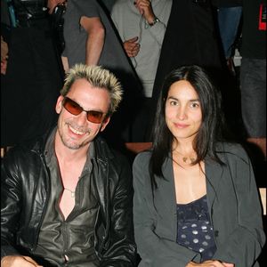 Florent Pagny et son épouse Azucena au défilé de mode Hommes John Galliano - Collection prêt-à-porter Hommes Printemps Eté, en 2005, à Paris. BERTRAND RINDOFF PETROFF / BESTIMAGE