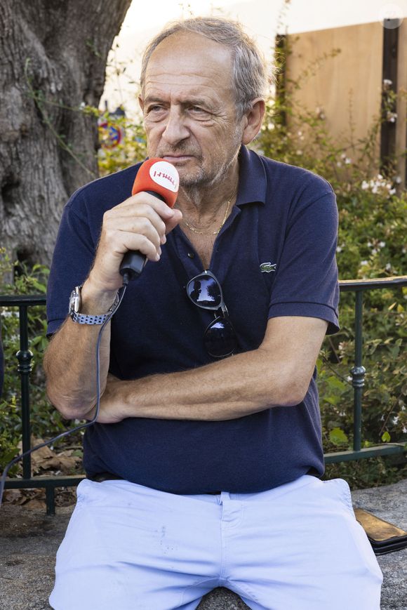Bernard Pascuito - Séance de dédicaces "Les plumes de Ramatuelle" en marge du festival de Ramatuelle devant le Café De L'Ormeau le 3 août 2022. © Cyril Bruneau / Festival de Ramatuelle / Bestimage