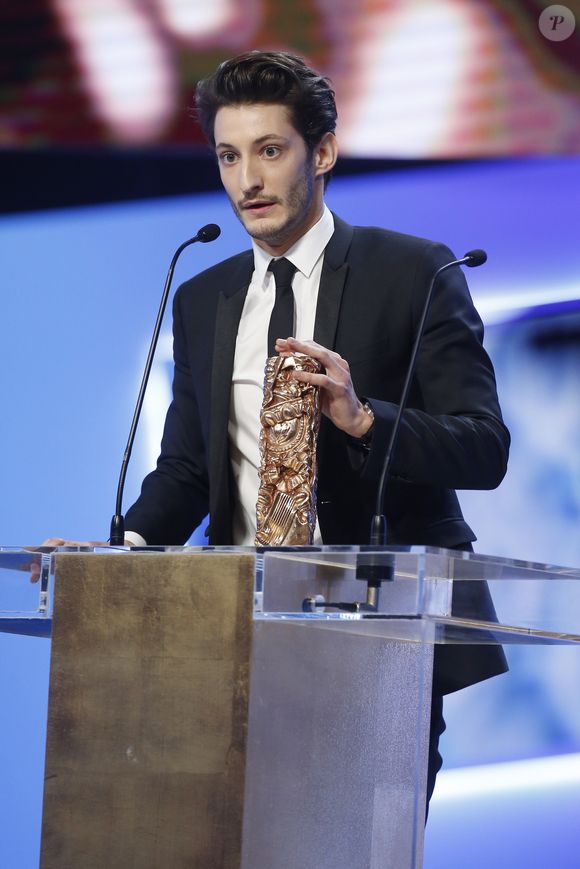 Pierre Niney (césar du meilleur acteur pour le film "Yves Saint Laurent") - 40ème cérémonie des César au théâtre du Châtelet à Paris, le 20 février 2015. © BORDE-JACOVIDES / BESTIMAGE
