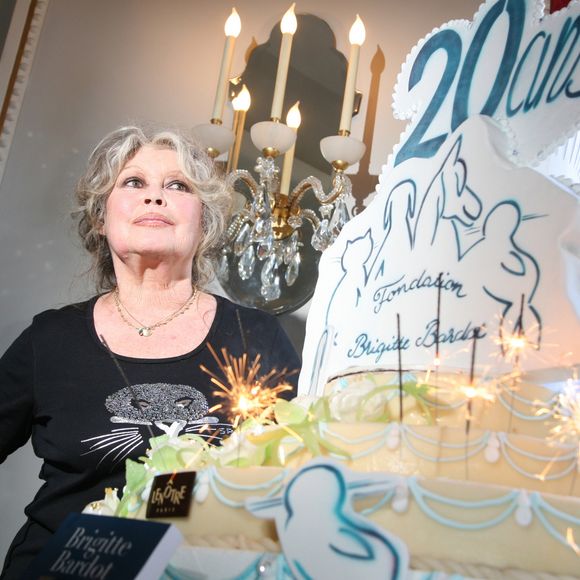 Brigitte Bardot a alors démenti cette rumeur : "Sachez que je vais bien et que je n’ai pas l’intention de tirer ma révérence"

Brigitte Bardot en 2006
©Agence / Bestimage