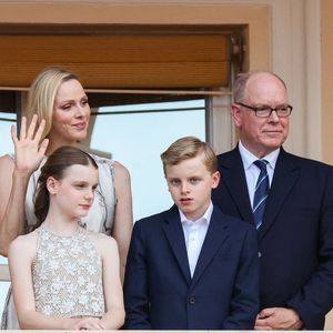 Le prince Albert II de Monaco, la princesse Charlène de Monaco, le prince héréditaire Jacques de Monaco, marquis des Baux, la princesse Gabriella de Monaco, comtesse de Carladès au balcon du Palais princier lors de la célébration de la fête de la Saint Jean sur la Place du Palais princier de Monaco, le 23 juin 2026. La Saint Jean est à l'origine une fête païenne puis chrétienne. Pour les païens, c'était une fête qui célébrait les moissons. Une fois christianisée, cette fête est devenue celle du solstice d'été et donc la fête de la lumière. © Claudia Albuquerque/Bestimage