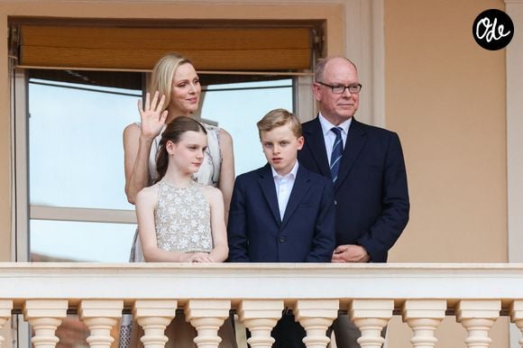Le prince Albert II de Monaco, la princesse Charlène de Monaco, le prince héréditaire Jacques de Monaco, marquis des Baux, la princesse Gabriella de Monaco, comtesse de Carladès au balcon du Palais princier lors de la célébration de la fête de la Saint Jean sur la Place du Palais princier de Monaco, le 23 juin 2026. La Saint Jean est à l'origine une fête païenne puis chrétienne. Pour les païens, c'était une fête qui célébrait les moissons. Une fois christianisée, cette fête est devenue celle du solstice d'été et donc la fête de la lumière. © Claudia Albuquerque/Bestimage