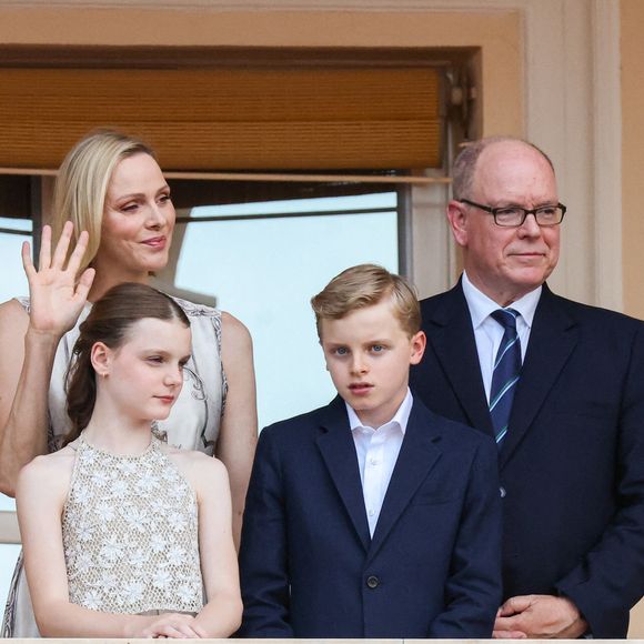 Le prince Albert II de Monaco, la princesse Charlène de Monaco, le prince héréditaire Jacques de Monaco, marquis des Baux, la princesse Gabriella de Monaco, comtesse de Carladès au balcon du Palais princier lors de la célébration de la fête de la Saint Jean sur la Place du Palais princier de Monaco, le 23 juin 2026. La Saint Jean est à l'origine une fête païenne puis chrétienne. Pour les païens, c'était une fête qui célébrait les moissons. Une fois christianisée, cette fête est devenue celle du solstice d'été et donc la fête de la lumière. © Claudia Albuquerque/Bestimage