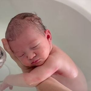 A l'approche du week-end ce vendredi 7 février 2025, les tourtereaux ont immortalisé le nourrisson - (dont le genre et le prénom n'ont pas été dévoilées) - totalement détendu alors qu'ils lui donnaient le bain. 

(Capture d'écran - Instagram - matthiasdandois - 7 février 2025)