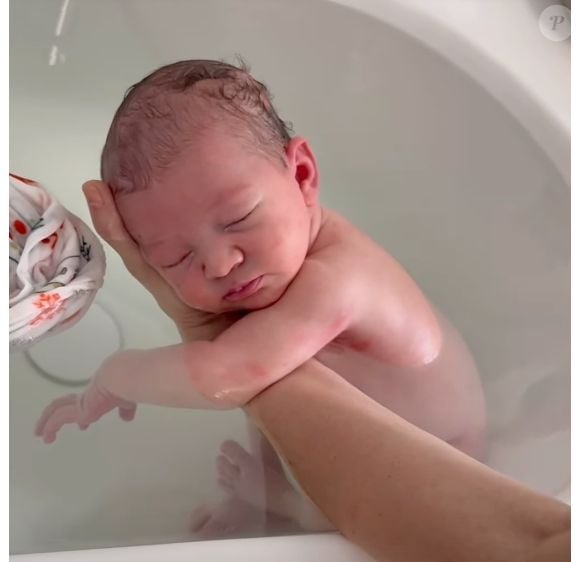 A l'approche du week-end ce vendredi 7 février 2025, les tourtereaux ont immortalisé le nourrisson - (dont le genre et le prénom n'ont pas été dévoilées) - totalement détendu alors qu'ils lui donnaient le bain. 

(Capture d'écran - Instagram - matthiasdandois - 7 février 2025)