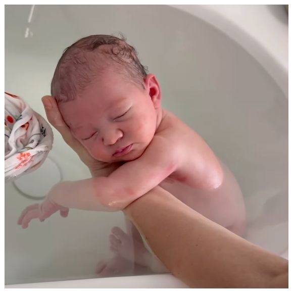 A l'approche du week-end ce vendredi 7 février 2025, les tourtereaux ont immortalisé le nourrisson - (dont le genre et le prénom n'ont pas été dévoilées) - totalement détendu alors qu'ils lui donnaient le bain. 

(Capture d'écran - Instagram - matthiasdandois - 7 février 2025)