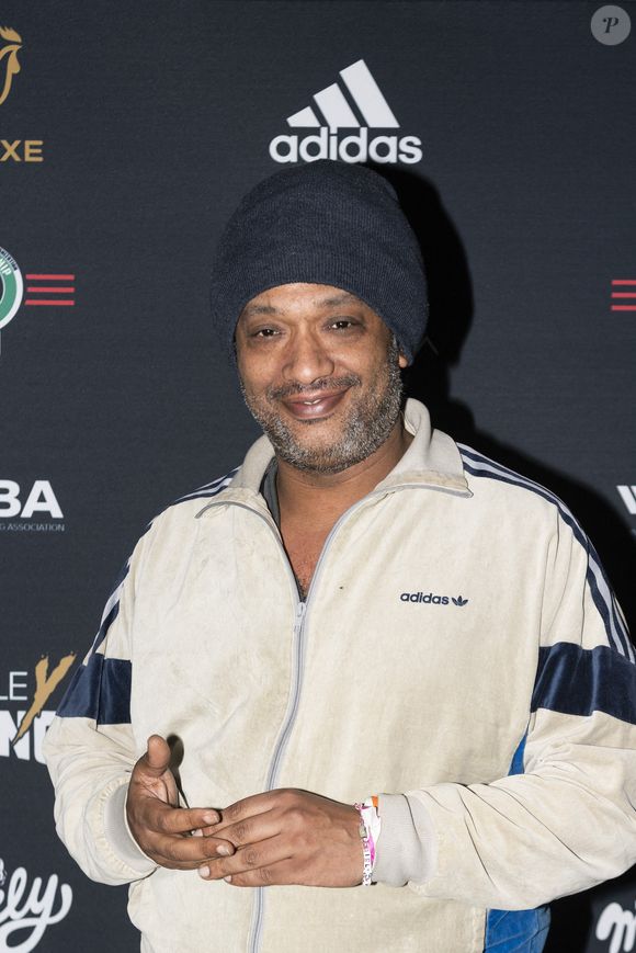 Si cette nouvelle attriste ses fans, aucune précision n’a été donnée sur son état de santé, laissant le public dans l’incertitude.

Doc Gynéco - Combat d’Estelle Mossely contre la Malawite Anisha Basheel lors du 1er Gala signé Double Y Boxing à la salle Wagram à Paris le 17 février 2023. Estelle Mossely a conservé son titre IBO des poids légers en battant aux points la Malawite © Pierre Perusseau/Bestimage
