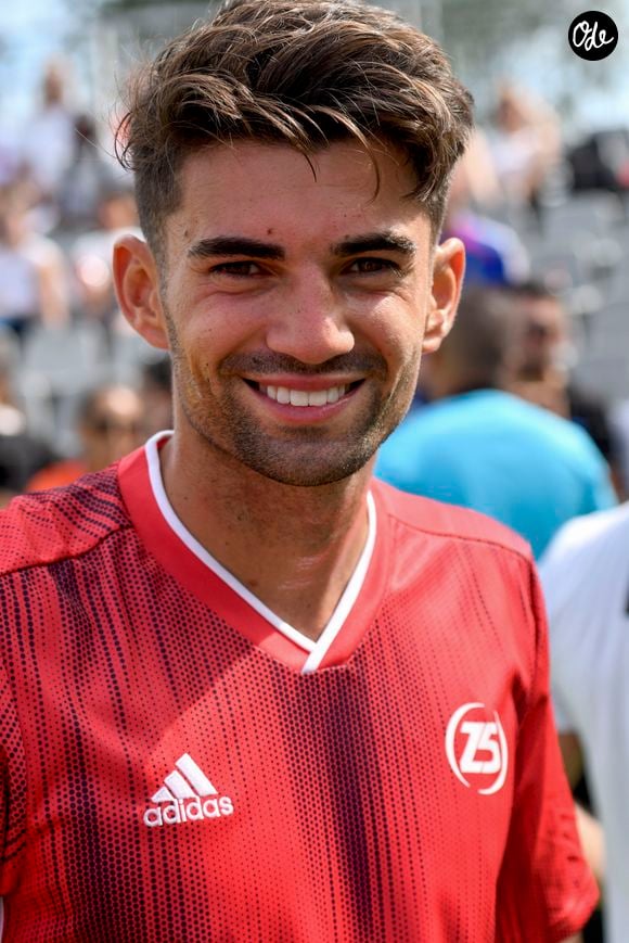 Enzo Zidane a fait une très belle surprise à ses fans en dévoilant les coulisses d'une collaboration inédite avec son père.

Enzo Zidane signe à Rodez  © Norbert Scanella/Panoramic/Bestimage