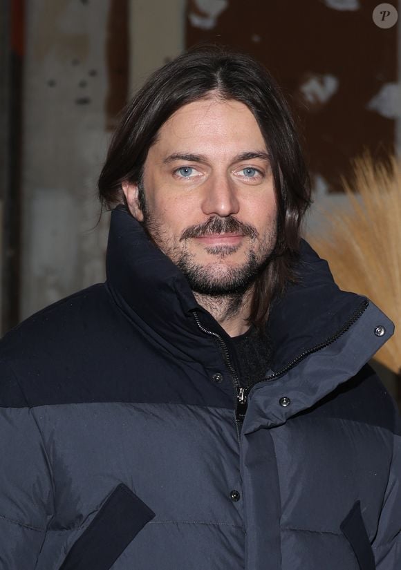 Il avait déclaré se sentir "frustré" concernant l’évolution de son personnage qu’il considérait désormais "sans saveur".

Lucas Bravo lors de la presentation  de Tatras Homme, Mode Masculine prêt-à-porter Automne/Hiver 2025-2026  dans le cadre de la Fashion Week de Paris, France, le 22 Janvier 2025. 
© Denis Guignebourg/BestImage