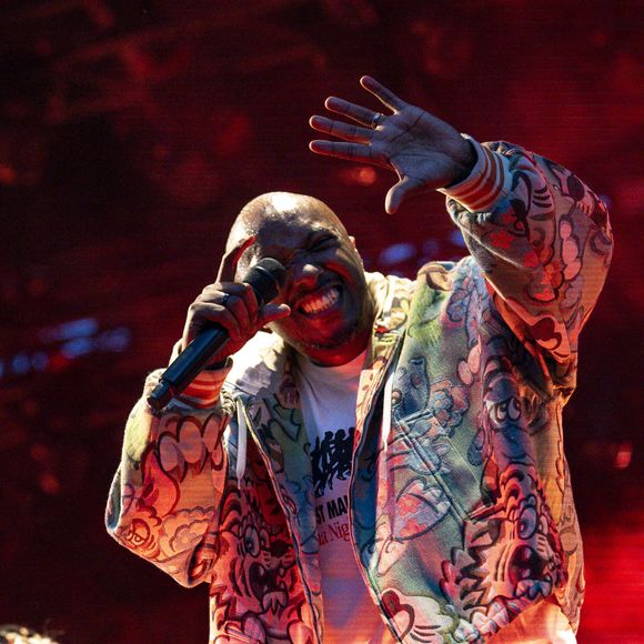 Dans un message publié sur Instagram, l’artiste a exprimé sa profonde déception, évoquant un "cœur brisé" et des "raisons indépendantes de [sa] volonté". 

Soprano en concert au festival le Printemps de Pérouges au Château de Saint-Maurice-de-Rémens, France, le 28 juin 2025.© Sandrine Thesillat/PsNewZ/Bestimage