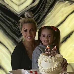 Carla Moreau, ancienne candidate de télé-réalité, est maman d'une petite Ruby, née de ses amours avec son ex-mari Kevin Guedj.