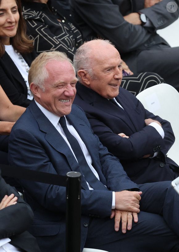 François-Henri Pinault et François Pinault lors de l'hommage national du général d'armée Jean-Louis Georgelin sur l'esplanade des Invalides à Paris, France, le 25 août 2023. L’ancien chef d’État-major des armées, chargé de la reconstruction de Notre-Dame de Paris, est mort vendredi 18 août à 74 ans lors d’une randonnée sur les pentes du Mont Valier, dans les Pyrénées. © Dominique Jacovides/Bestimage
