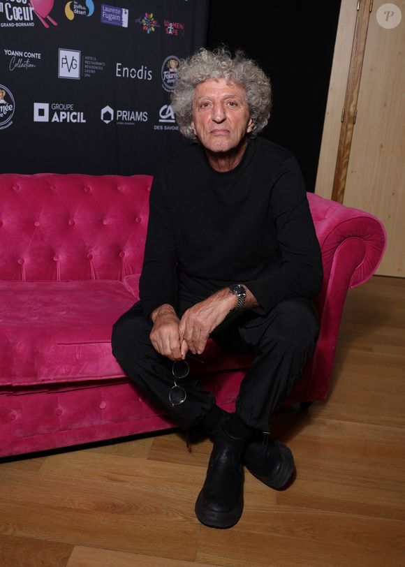 Exclusif - Elie Chouraqui - Soirée d' ouverture de la 16ème édition de l'évènement caritatif "Glisse en coeur" au Grand Bornand le 21 mars 2025. En marge de la scène musicale de Glisse en Cœur, de nombreuses personnalités sportives, de la culture, des médias et de la gastronomie, apporteront cette année encore leur soutien à la course aux dons allant même, pour les plus téméraires, jusqu’à chausser les skis les 22 et 23 mars…
Le rendez-vous bornandin se disputera cette année au profit non pas d’une association principale... mais de quatre, dans un grand élan de solidarité autour de l’Enfance (voir détail ci-contre). Ainsi, Les Puits du Désert (cause 2011), l’Association Laurette Fugain (cause 2015) et la Compagnie Après la Pluie (cause 2016) feront leur retour sur Glisse en Coeur, fortes d’avoir profondément marqué l’événement lors de leur première participation. Ces dernières seront rejointes, cette année, par Women Safe and Children et son antenne haut-savoyarde, reconnue dans l’accompagnement pluridisciplinaire et gratuit des enfants et des femmes victimes de violences. © Denis Guignebourg/Bestimage