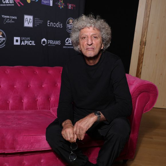 Exclusif - Elie Chouraqui - Soirée d' ouverture de la 16ème édition de l'évènement caritatif "Glisse en coeur" au Grand Bornand le 21 mars 2025. En marge de la scène musicale de Glisse en Cœur, de nombreuses personnalités sportives, de la culture, des médias et de la gastronomie, apporteront cette année encore leur soutien à la course aux dons allant même, pour les plus téméraires, jusqu’à chausser les skis les 22 et 23 mars…
Le rendez-vous bornandin se disputera cette année au profit non pas d’une association principale... mais de quatre, dans un grand élan de solidarité autour de l’Enfance (voir détail ci-contre). Ainsi, Les Puits du Désert (cause 2011), l’Association Laurette Fugain (cause 2015) et la Compagnie Après la Pluie (cause 2016) feront leur retour sur Glisse en Coeur, fortes d’avoir profondément marqué l’événement lors de leur première participation. Ces dernières seront rejointes, cette année, par Women Safe and Children et son antenne haut-savoyarde, reconnue dans l’accompagnement pluridisciplinaire et gratuit des enfants et des femmes victimes de violences. © Denis Guignebourg/Bestimage