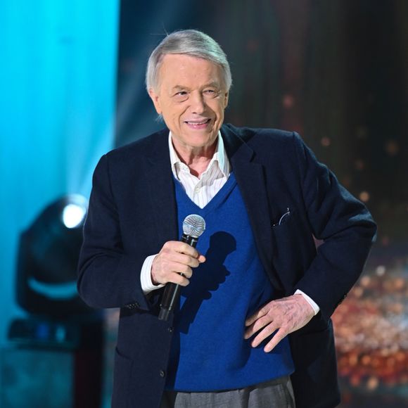 Malgré les soixante-dix ans qui les séparent et la distance géographique, la musique apparaît comme un lien naturel entre eux. 

Exclusif - Salvatore Adamo - Enregistrement de l'émission "Vivement dimanche" au studio Rive Gauche, présentée par M. Drucker le 19 novembre 2025, avec une diffusion sur France 3 le 28/12/2025. © Guillaume Gaffiot / Bestimage
|Exclusif - Enregistrement de l'émission "Vivement dimanche" au studio Rive Gauche, presentée par M. Drucker avec une diffusion sur France 3 le 28/12/2025