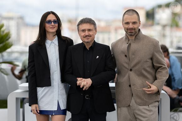 Deuxième Palme d'Or pour Cristian Mungiu

Sebastian Stan, Cristian Mungiu, Renate Reinsve - Photocall du film "Fjord" lors du 79ème Festival International du Film de Cannes, le 19 mai 2026.
© Jacovides/Moreau/Bestimage