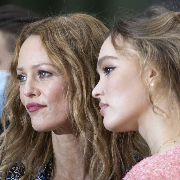 Info - Vanessa Paradis prépare un nouvel album avec ses enfants Lily-Rose et Jack - Info - Vanessa Paradis fêtera ses 50 ans le 22 décembre - Vanessa Paradis et sa fille Lily Rose Depp - Photocall du défilé de mode prêt-à-porter printemps-été 2021 "Chanel" au Grand Palais à Paris. Le 6 octobre 2020
© Olivier Borde / Bestimage