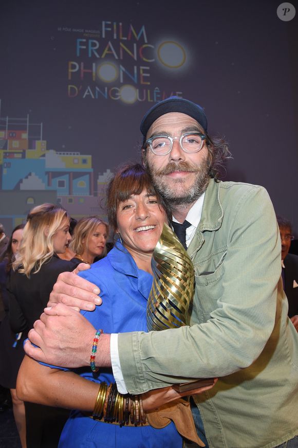 Philippe Rebbot (réalisateur) et Romane Bohringer (réalisatrice) avec le Valois Canal+ du public pour le film "L'Amour Flou" lors de la clôture de la 11ème édition du festival du Film Francophone d'Angoulême, France, le 26 août 2018. © Coadic Guirec/Bestimage