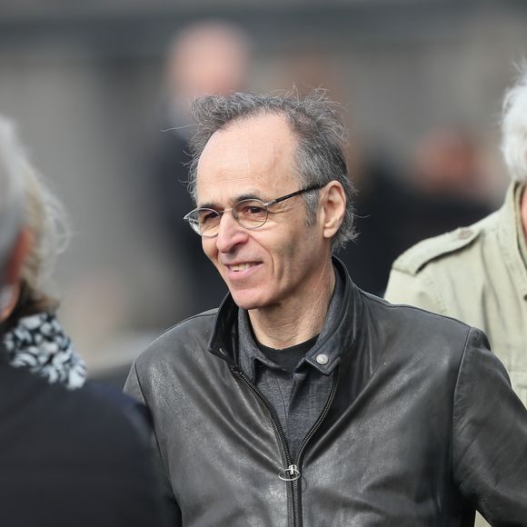 En ce jour particulier, Jean-Jacques Goldman est sorti de sa réserve pour rendre hommage au Bleuet de France

Jean-Jacques Goldman et Maxime Le Forestier lors des obsèques de Véronique Colucci au cimetière communal de Montrouge @Agence / Bestimage