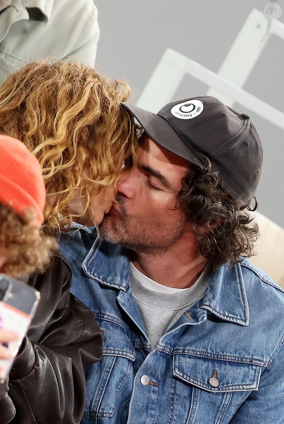 Aurélie Saada et son compagnon dans les tribunes lors des Internationaux de France de Tennis de Roland Garros 2025, à Paris, France, le 27 mai 2025. © Jacovides-Moreau/Bestimage
