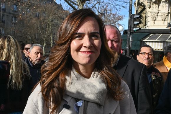 Sarah Knafo rencontre les parisiens rue Lévis dans le XVIIe arrondissement de Paris le 8 février 2026. © Lionel Urman/Bestimage