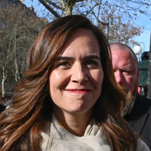 Sarah Knafo rencontre les parisiens rue Lévis dans le XVIIe arrondissement de Paris le 8 février 2026. © Lionel Urman/Bestimage